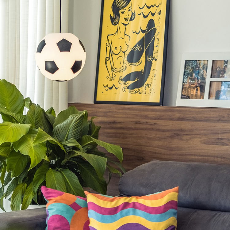 luminaria_pendente_bola_de_futebol_usare_ambientada